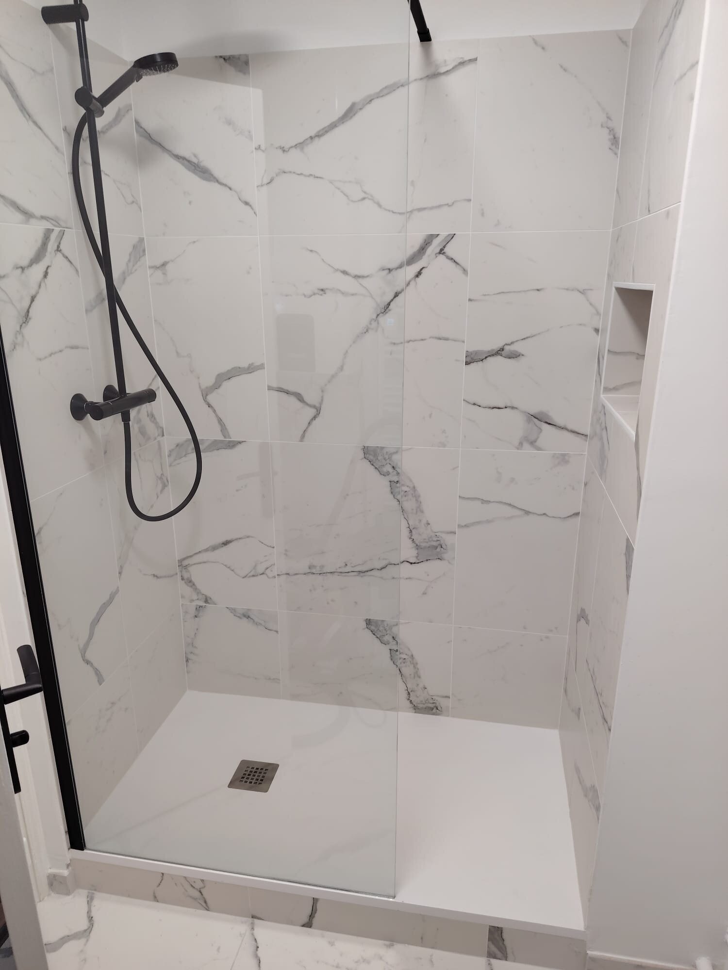Salle de bains avec douche en marbre — Démo